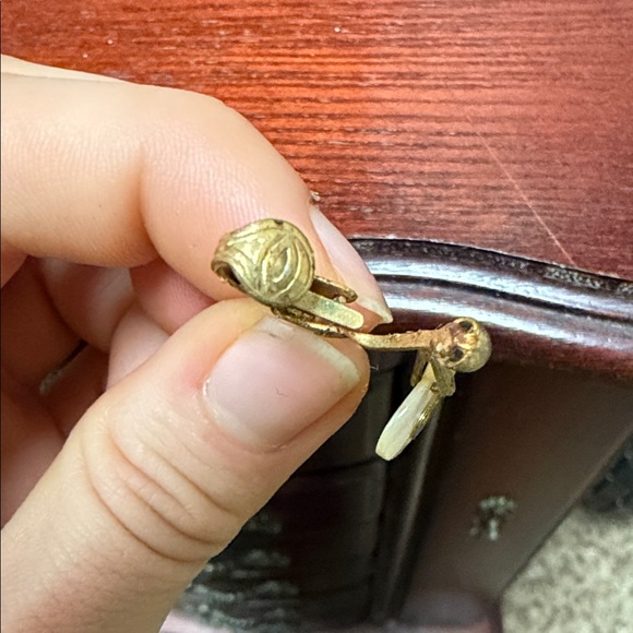 Vintage initial “C” earrings one clip on, one stud - Picture 3 of 6